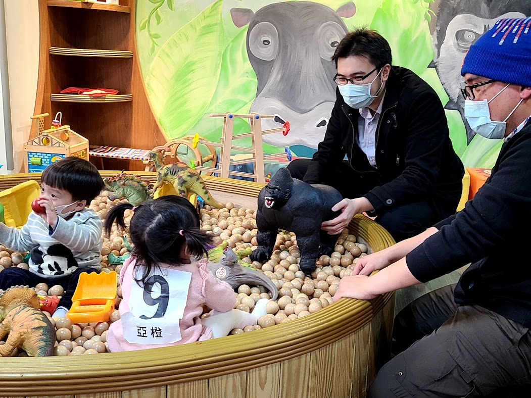 李醫師用猩猩逗小孩