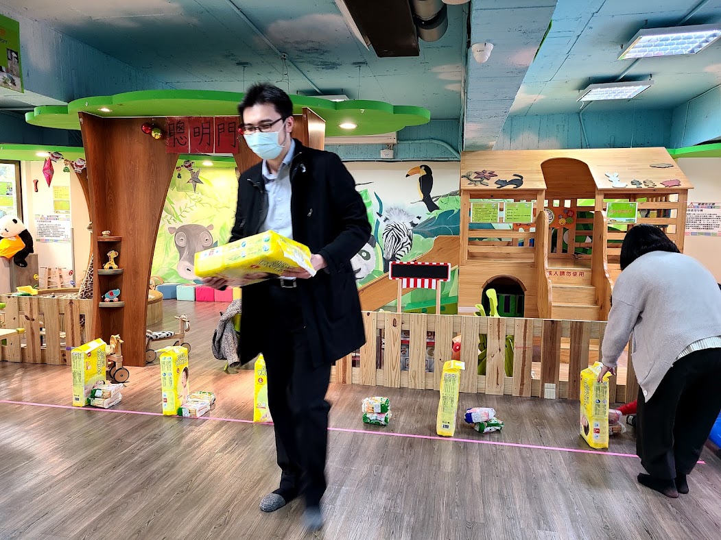 李醫師幫忙布置搬尿布比賽